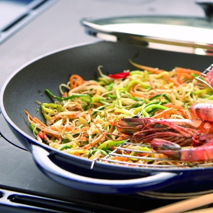 Wok Chasseur en fonte émaillée rouge française de 16 pouces avec couvercle en verre